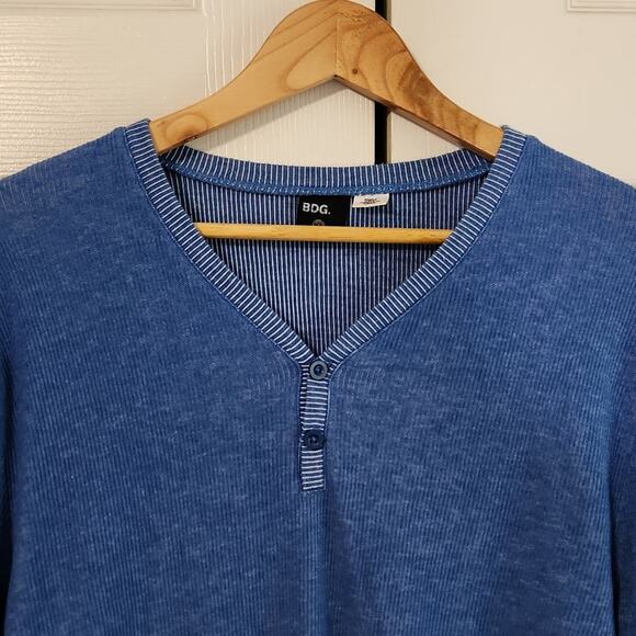 BDG Womens Blue White Striped Long Sleeve Henley Size XL V-neck Gorpcore Thermal - Picture 5 of 9